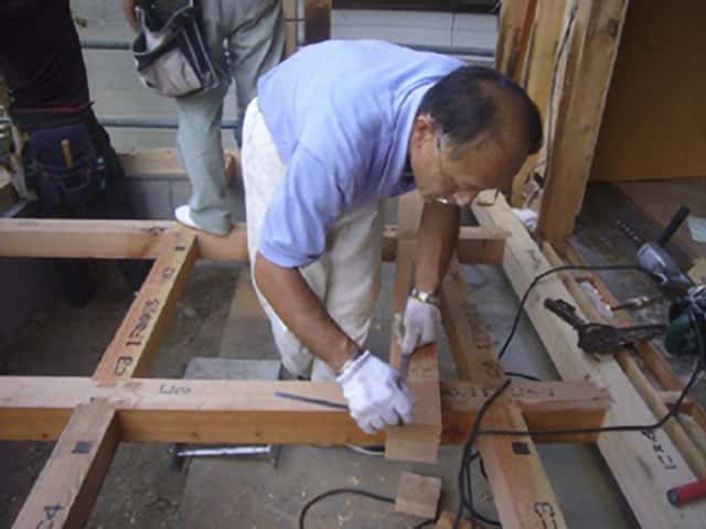 大工さんが木材を加工しています。