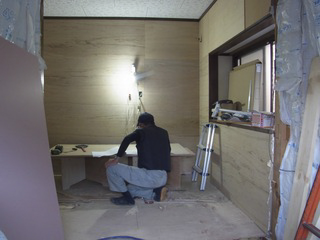 大工班が洗面所の壁に内装の下地を作っています。