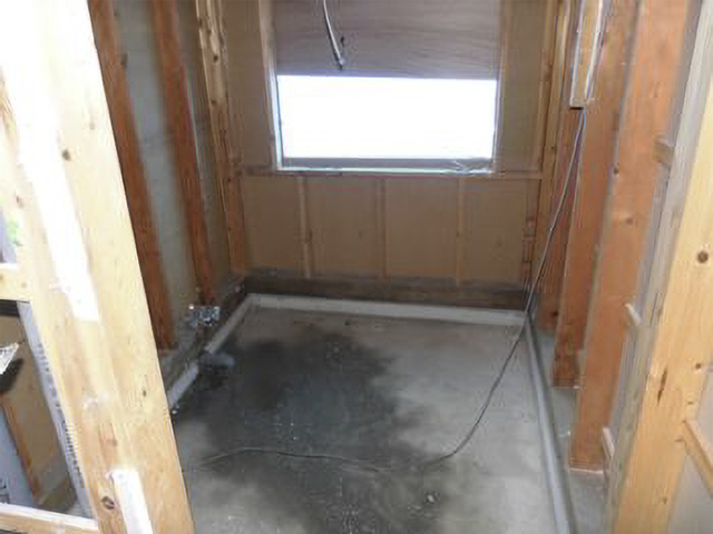 浴室の解体が終了しました。この後設備・電気工事、新しく窓を取付ます。
