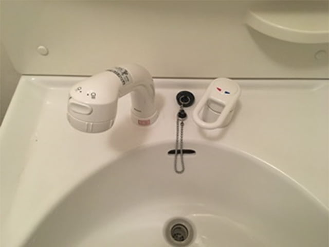 洗面台水栓からの水漏れということで古いものであれば洗面台ごと交換したほうが良いのですが、今回は全体的にきれいに使用されていたため、水栓金具のみの交換をさせていただきました。