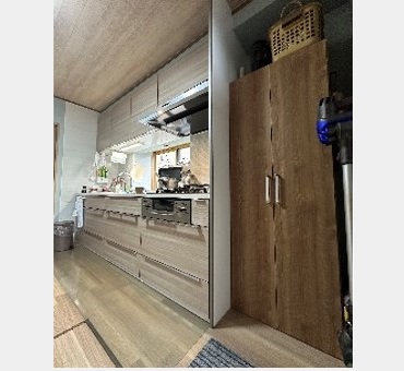 キッチン横の空いたスペースは棚を設置して有効活用されています。
