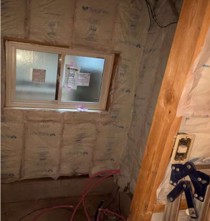 窓を入替え、下地や断熱材を新しく入れなおします。配管も新規交換しました。