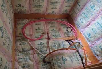 断熱材や配管類を入れ替えました。２階なので床にも断熱材を敷き詰めています。