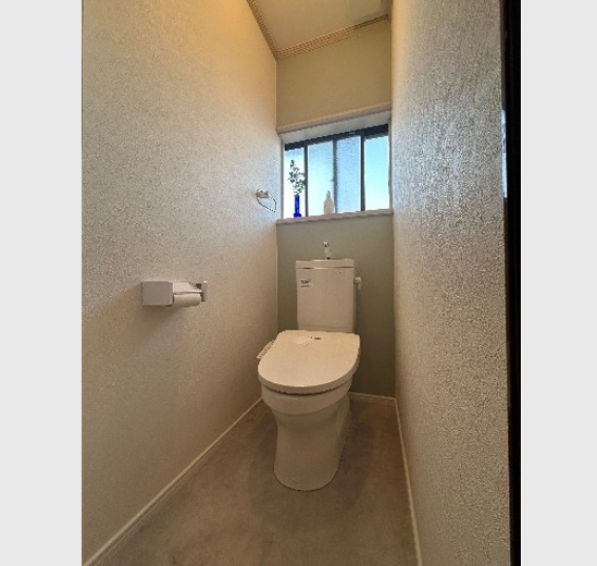 男性用のトイレと女性用のトイレの壁紙を色違いになりました。両方ともおしゃれな空間になりましたね。