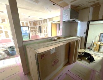 吊戸と壁を取っ払い、見渡しやすくしました。配管なども新しく替えています。